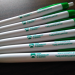 Długopisy z zielonym nadrukiem
